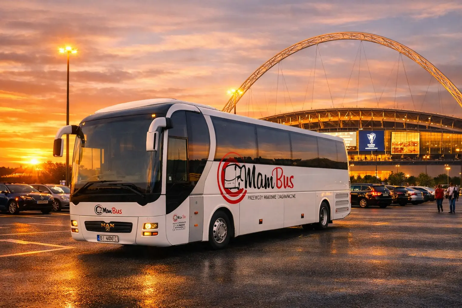 MamBus — autokar przed stadionem piłkarskim o zachodzie słońca, transport klubów sportowych i uczestników wydarzeń w Polsce i Europie
