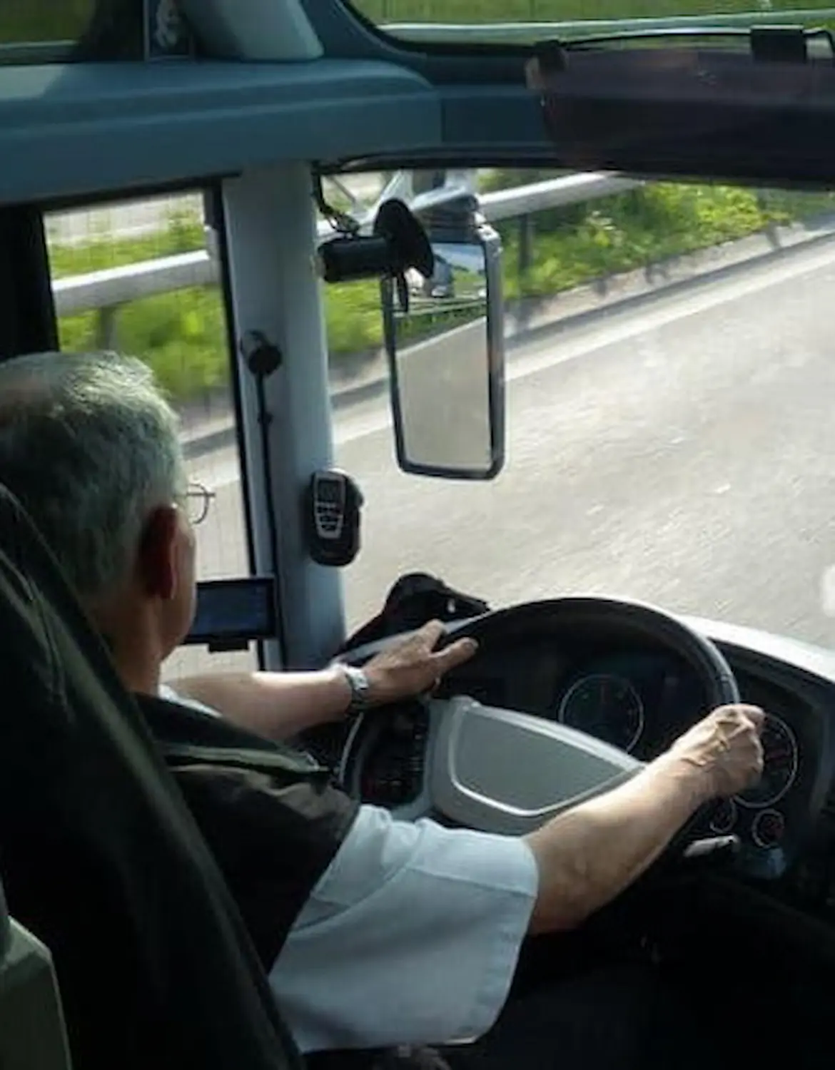 Nowoczesny, premium autokar MamBus realizujący przejazdy okolicznościowe — transport gości na wesela, jubileusze i inne uroczystości z Białegostoku.