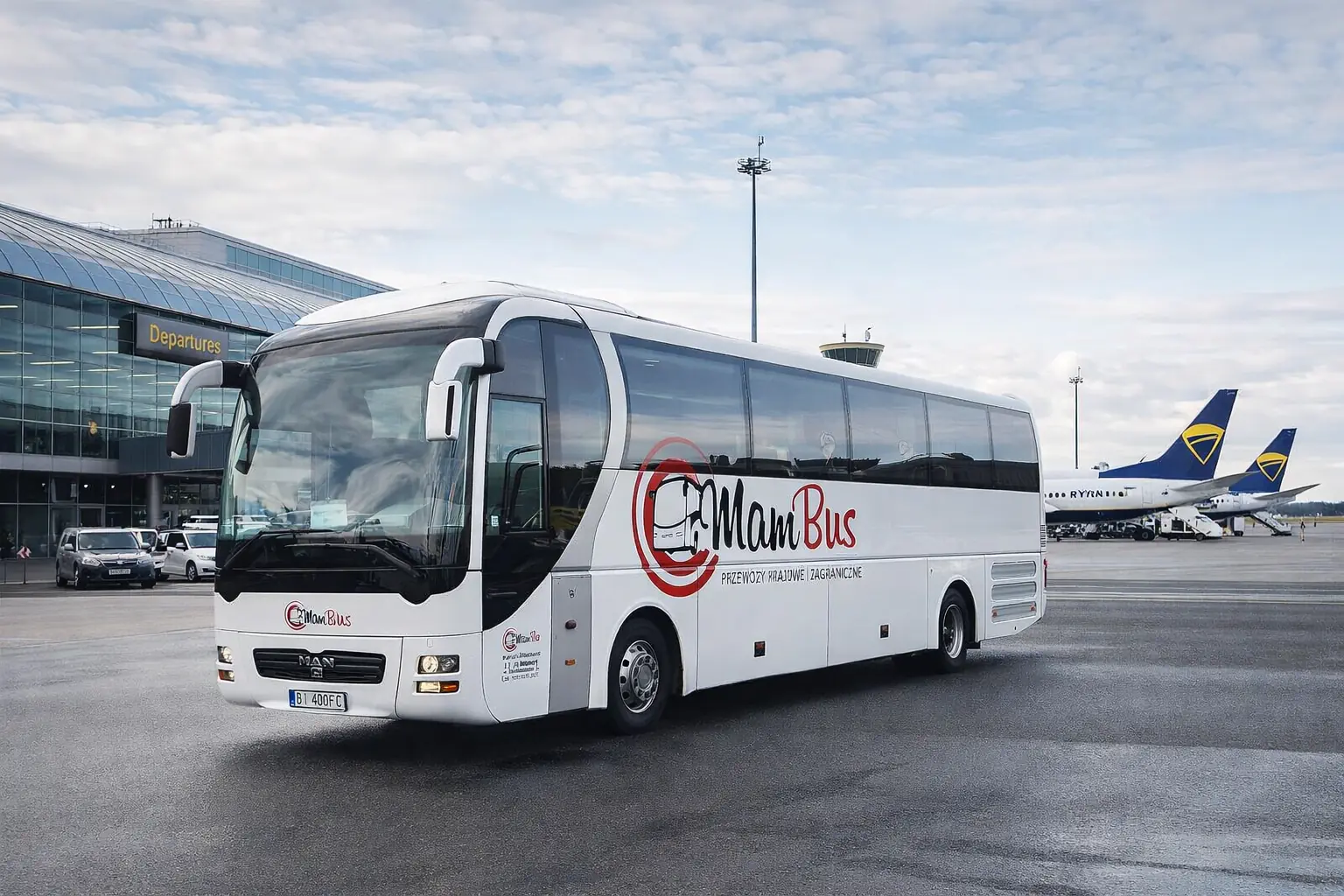 Nowoczesny autokar MamBus — transfer lotniskowy z Białegostoku, profesjonalny przewóz osób.
